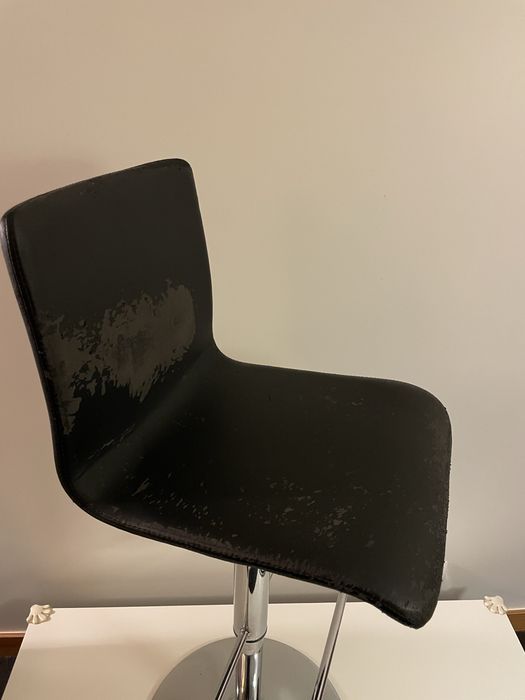 4 cadeiras de bar com algum desgaste