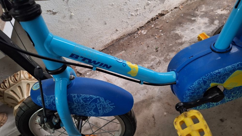 Bicicleta Crianca em Bom estado b'twin com rodas aprendizagem