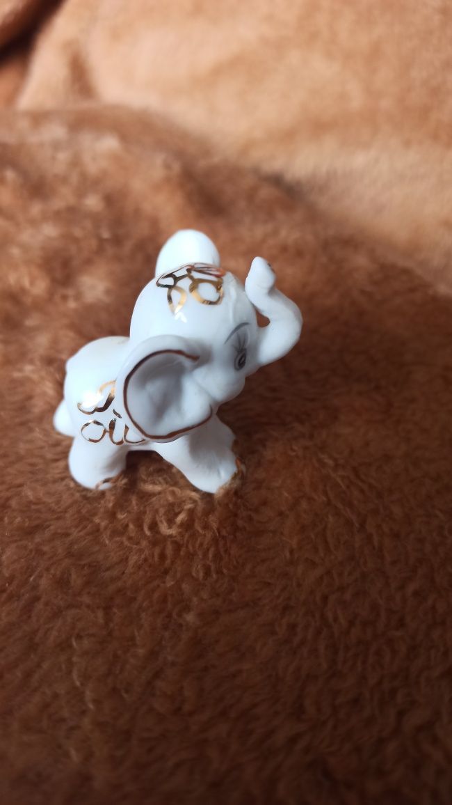 Figurka porcelanowa - mały słonik