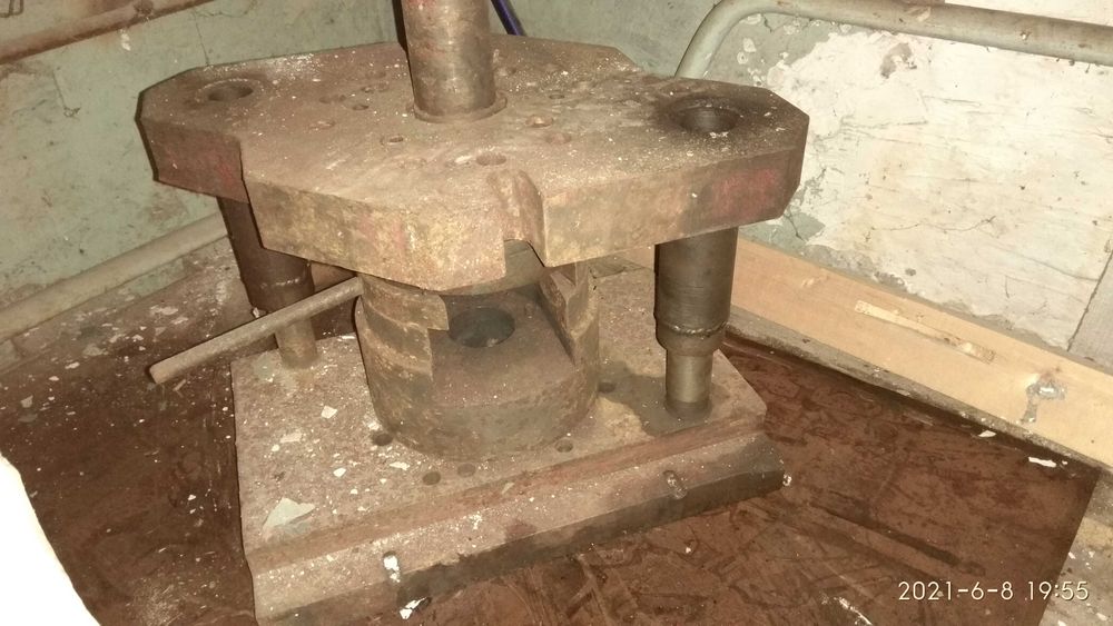 Штамп для производства болтов