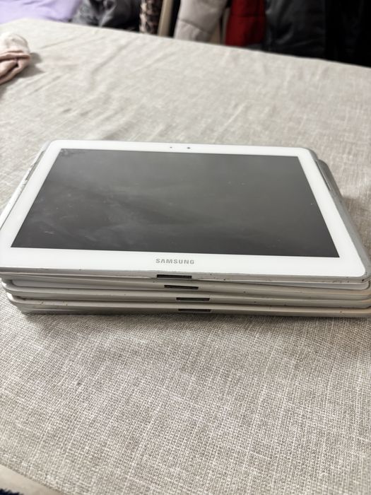 Планшети є в наявності багато