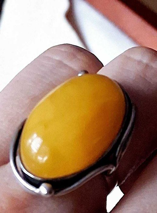 Pierścionek srebrny z bursztynem