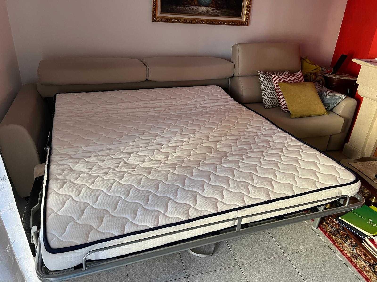 Sofá vende-se,   Muito pouco usado , está como novo.