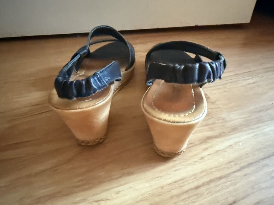 Sandały roz.  37 Lasocki koturny czarne skóra - buty