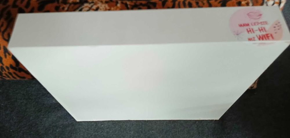 Półka ścienna biała.