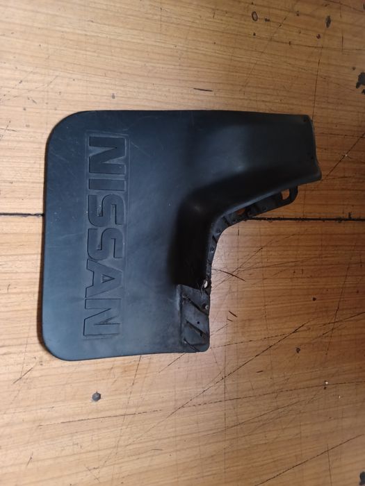 Nissan Patrol Y60 chlapacz  przedni lewy