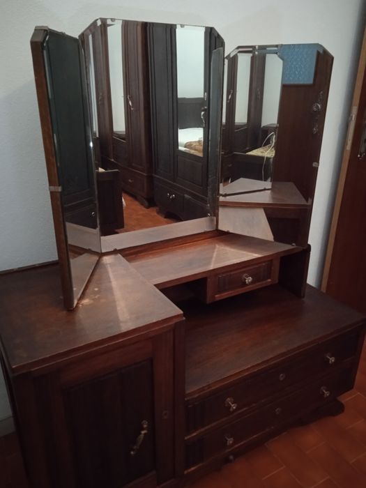 Cómoda antiga com espelhos articulados