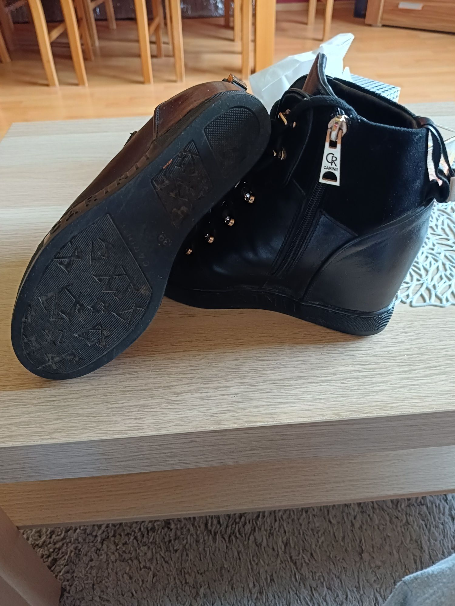 Na sprzedaż buty