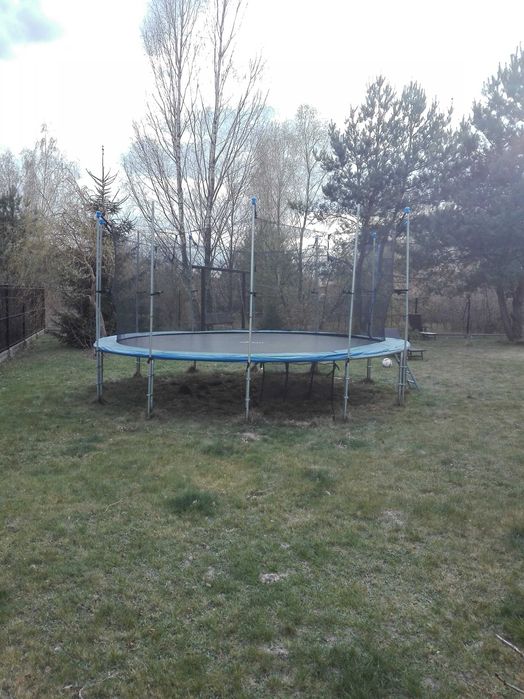 Sprzedam trampoline używaną średnica maty 4,40 m 16 ft w bdb stanie.