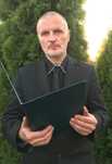 mistrz świeckiej ceremonii pogrzebowej i muzyk: trąbka, skrzypce, fort