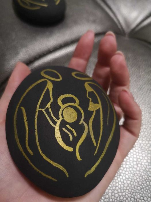 Seixo pitado à mão sagrada família