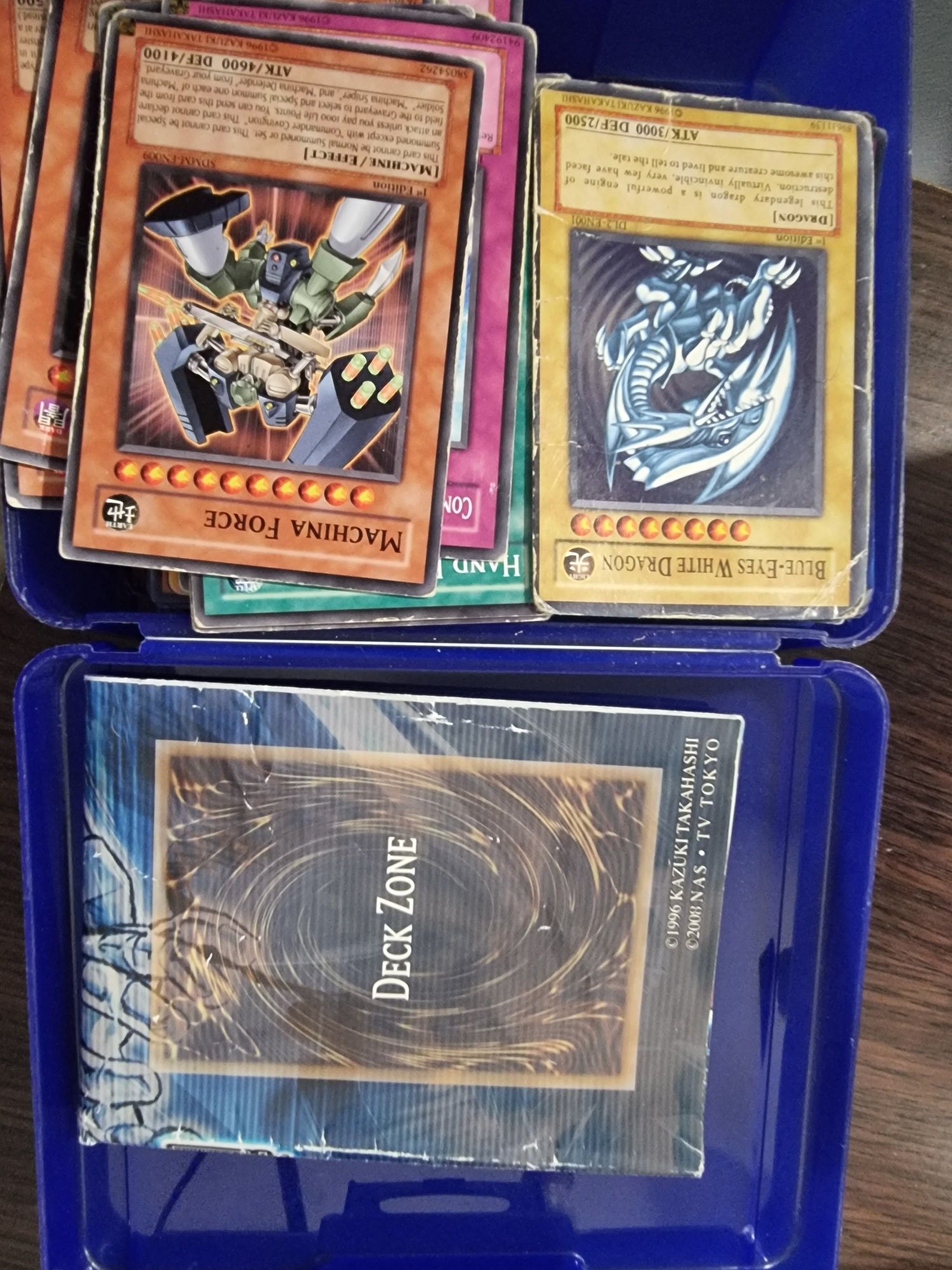 Várias cartas YuGiOh + campo de batalha