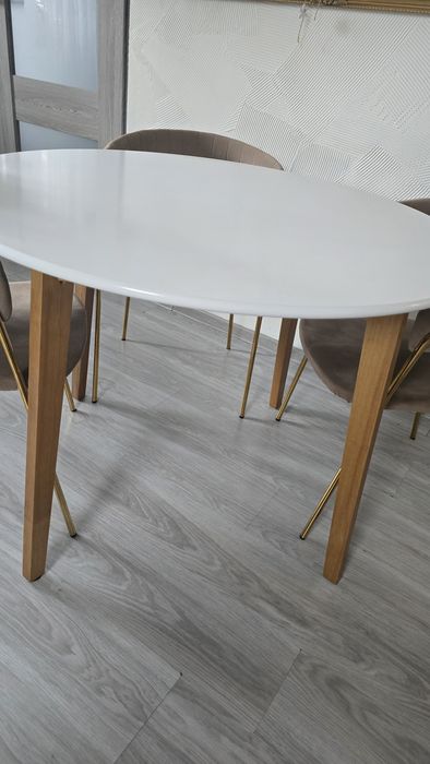 Okrągły stół do jadalni