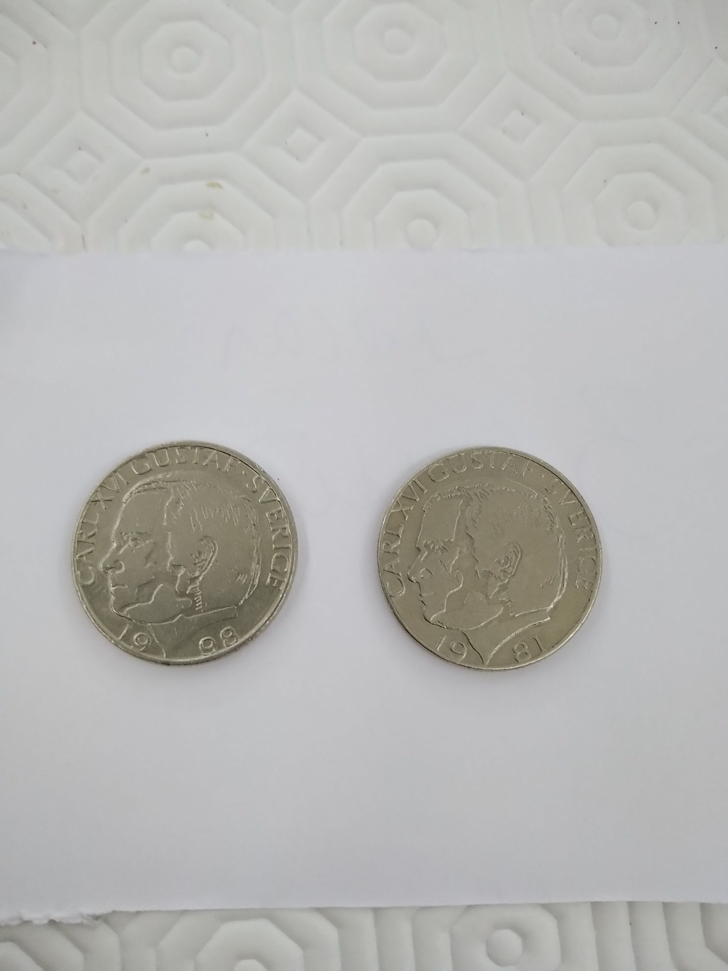 Moedas suecas de 1 KR dos anos de 1981 e 1998