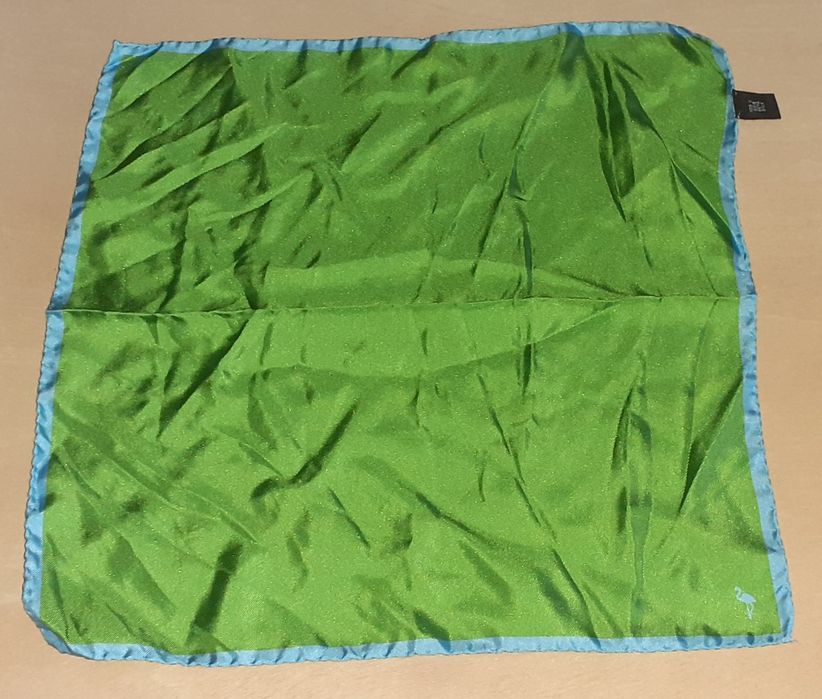 Varios Lenços - 1 é da marca Hugo Boss