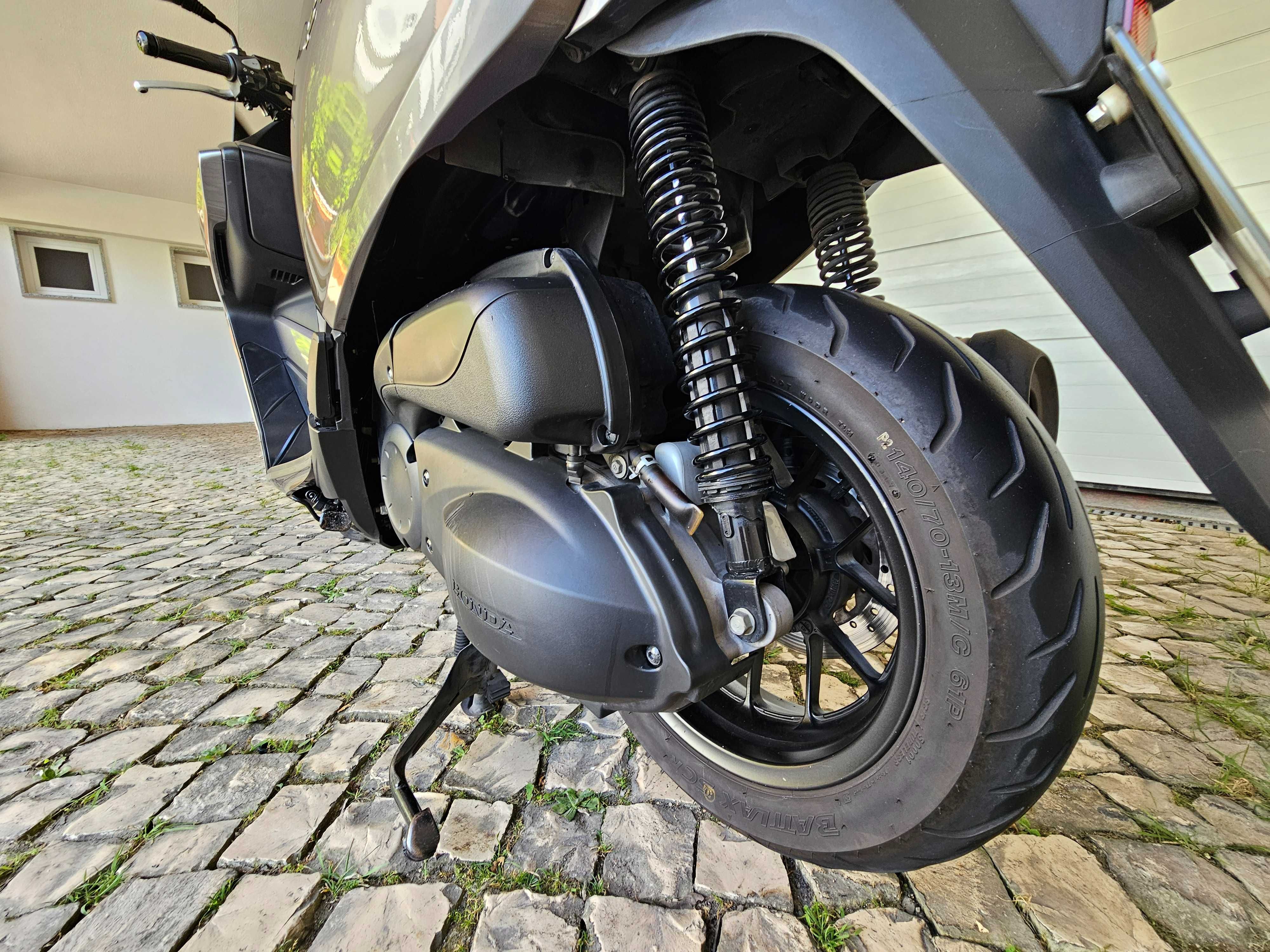Honda Forza 300 com livro de revisões, de garagem