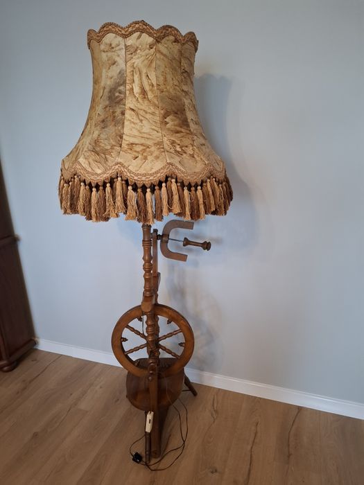 Stara zabytkowa lampa na kolowrotku