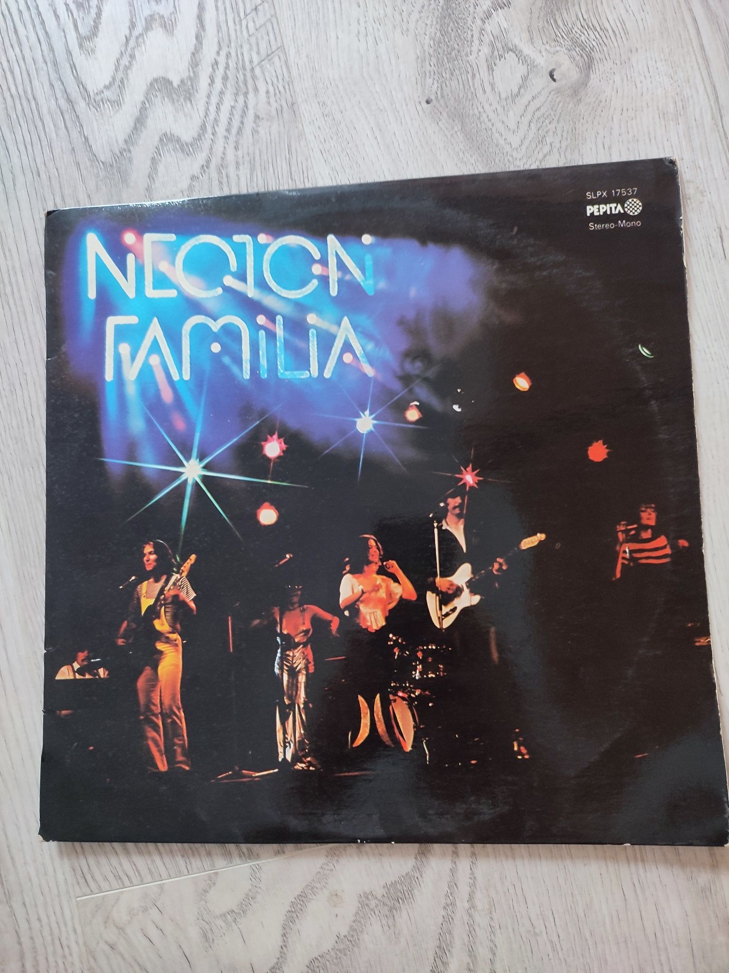 Płyta winylowa w wykonaniu zespołu Neoton Familia