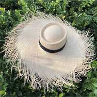 Соломенная широкая шляпа пляжная