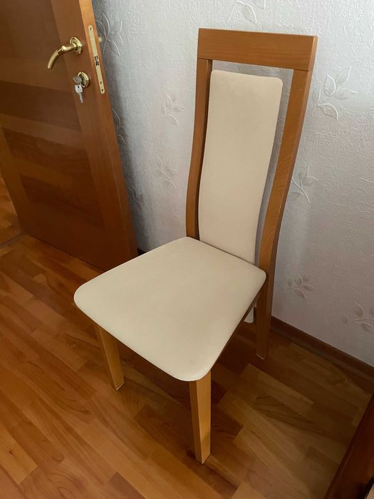 Cztery krzesła stołowe