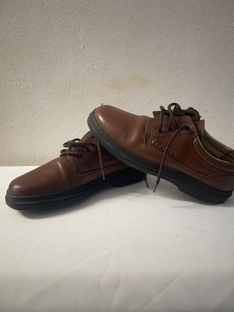 Sapatos castanhos