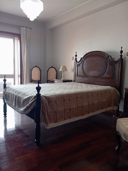 Mobília de quarto em.madeira mogno escura completa