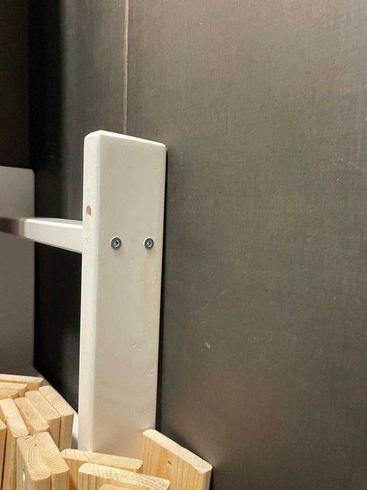 Cama branca e colchão solteito