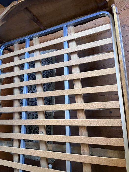 Cama com mesas de cabeceira