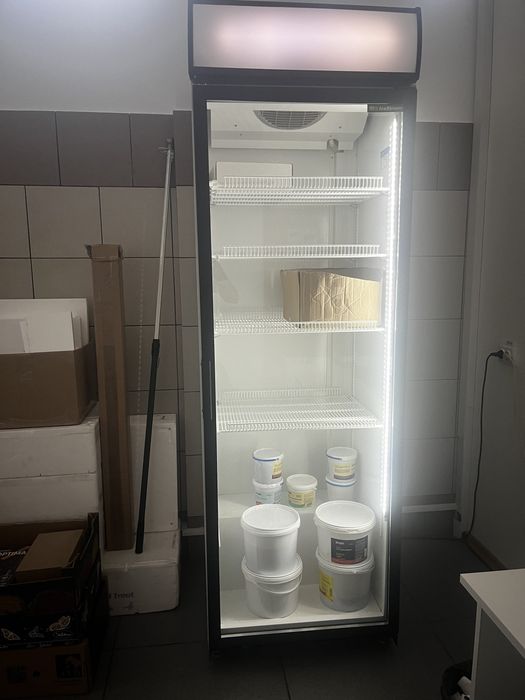 Холодильник, морозилка, ваги, виробничі столи, мийка