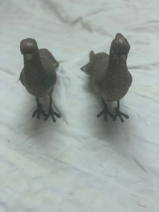 Par de pavoes em metal