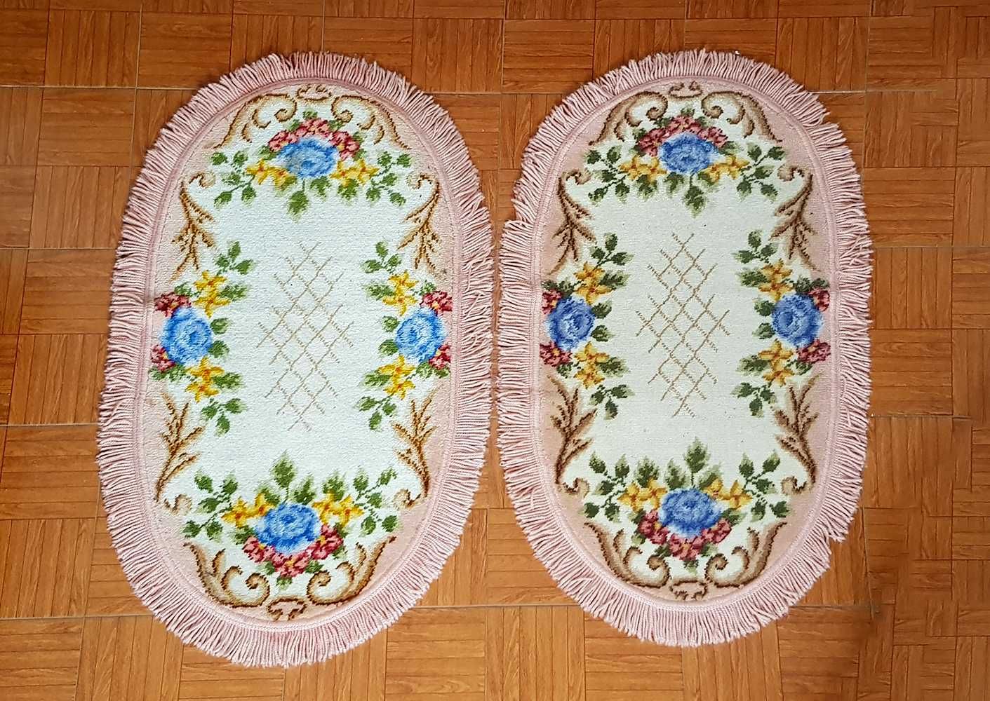 2 tapetes ovais com motivos florais