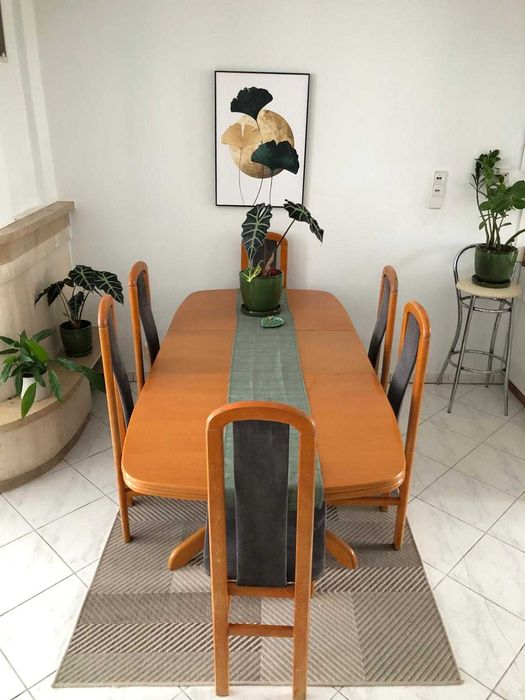 Drewniany, elegancki stół rozkładany i 6 krzeseł