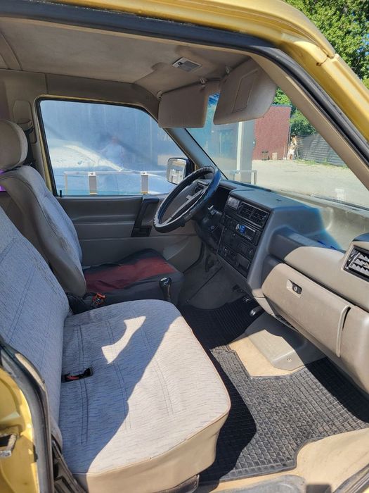 Продам автомобіль Volkswagen Caravella
