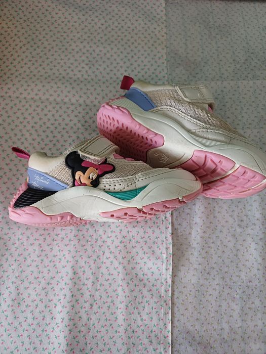 Sapatilhas Miney tamanho 23. 2 euros.