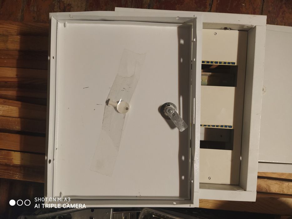 Продам щит металлический встроенный на 24 автомата.