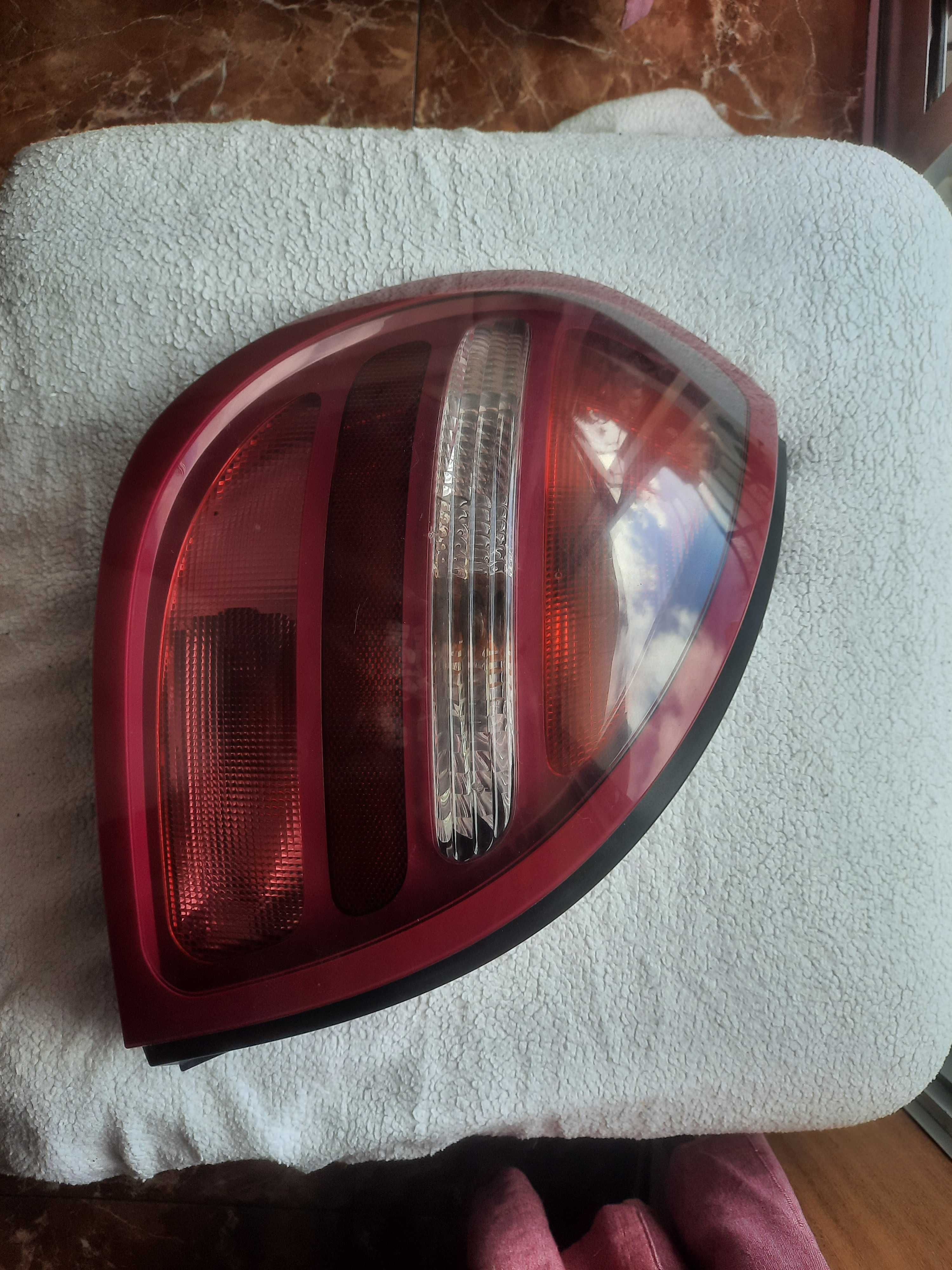Farol traseira esquerda Nissan Almera Ano2001