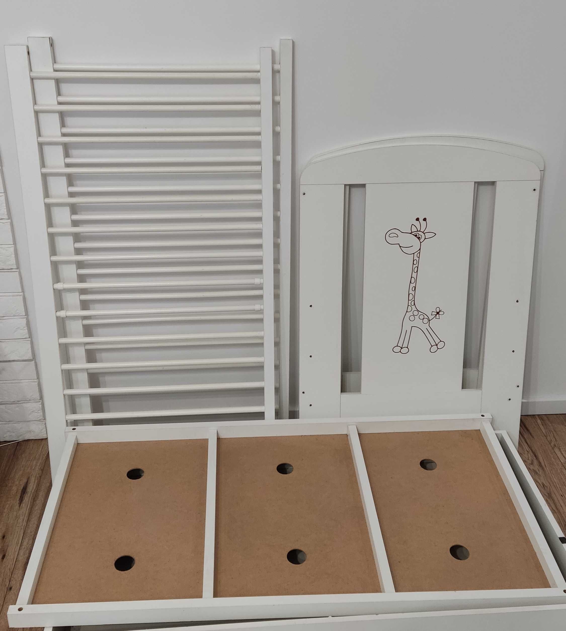 Białe drewniane łóżeczko dziecięce niemowlęce Klupś żyrafa 120x60