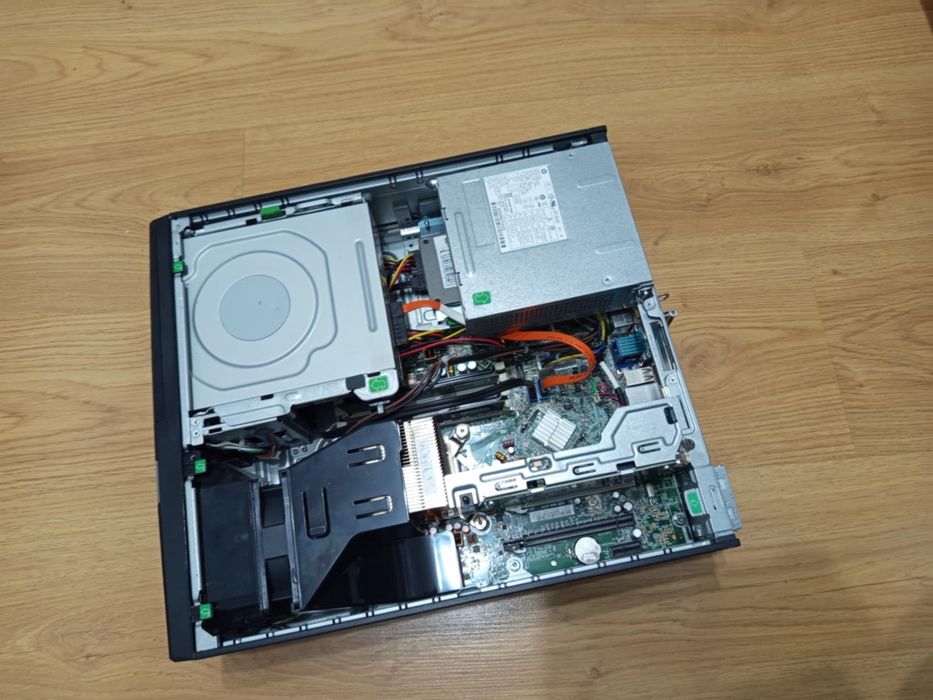 Komputer HP RP5800, Monitor LG 22 cale i klawiatura