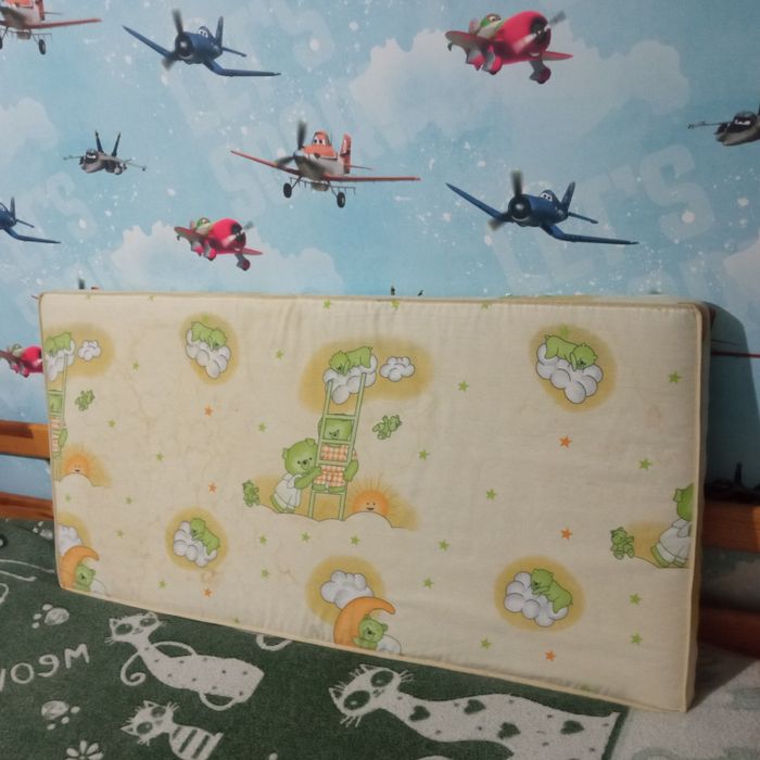 Продам дитячу краватку гойдалку з матрацом.Столик для годування в пода