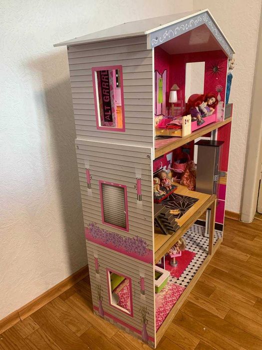 Большой кукольный домик в идеальном состоянии!
