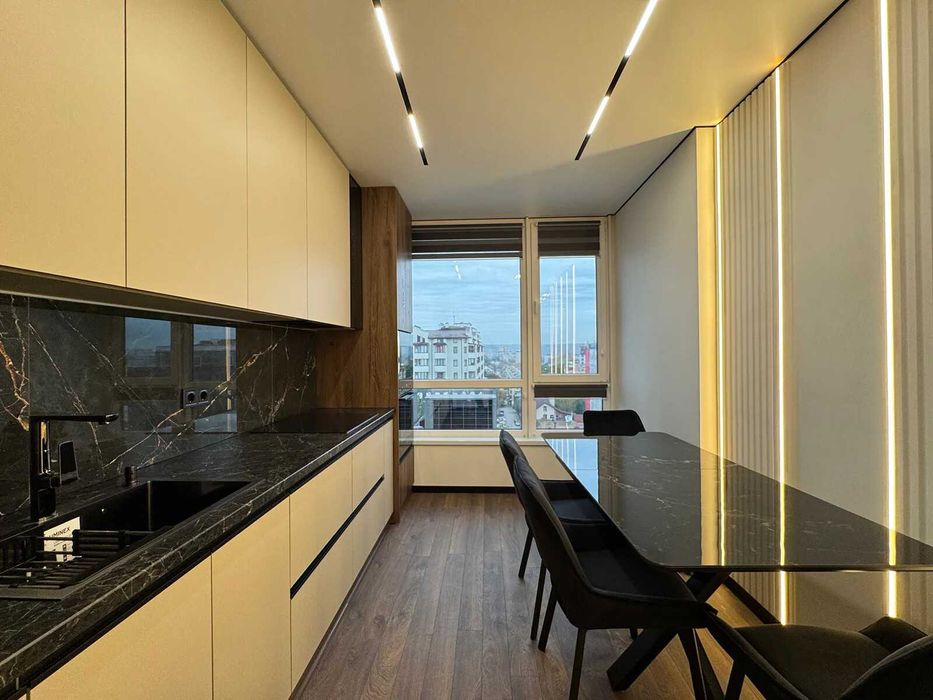 Сучасна двокімнатна в центрі