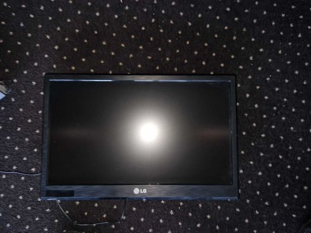 Telewizory LG "26 i 22" z uchwytami do ściany