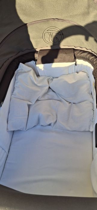 Carrinho de bebe com ovo