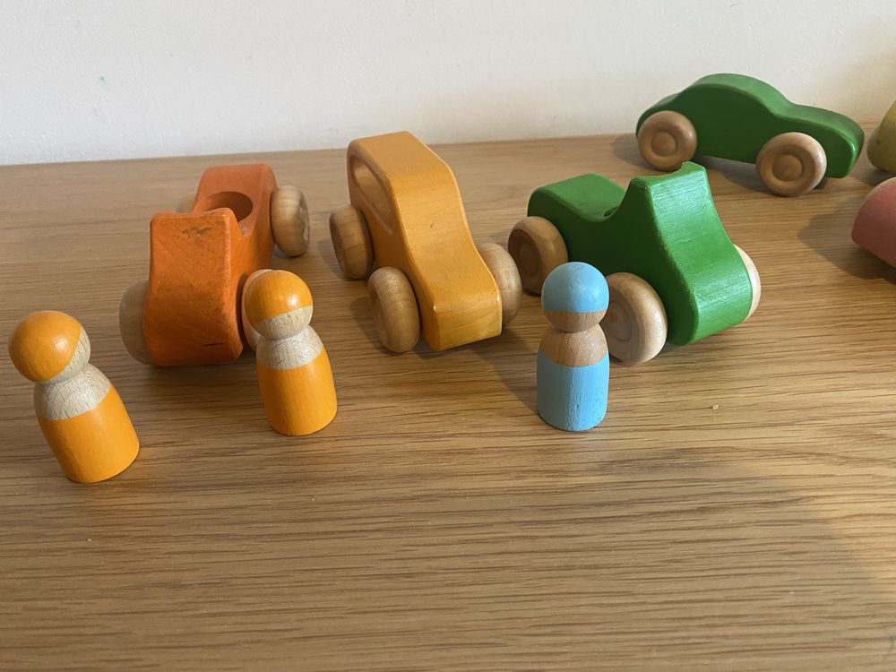 Auta z drewna w stylu Grimms Montessori