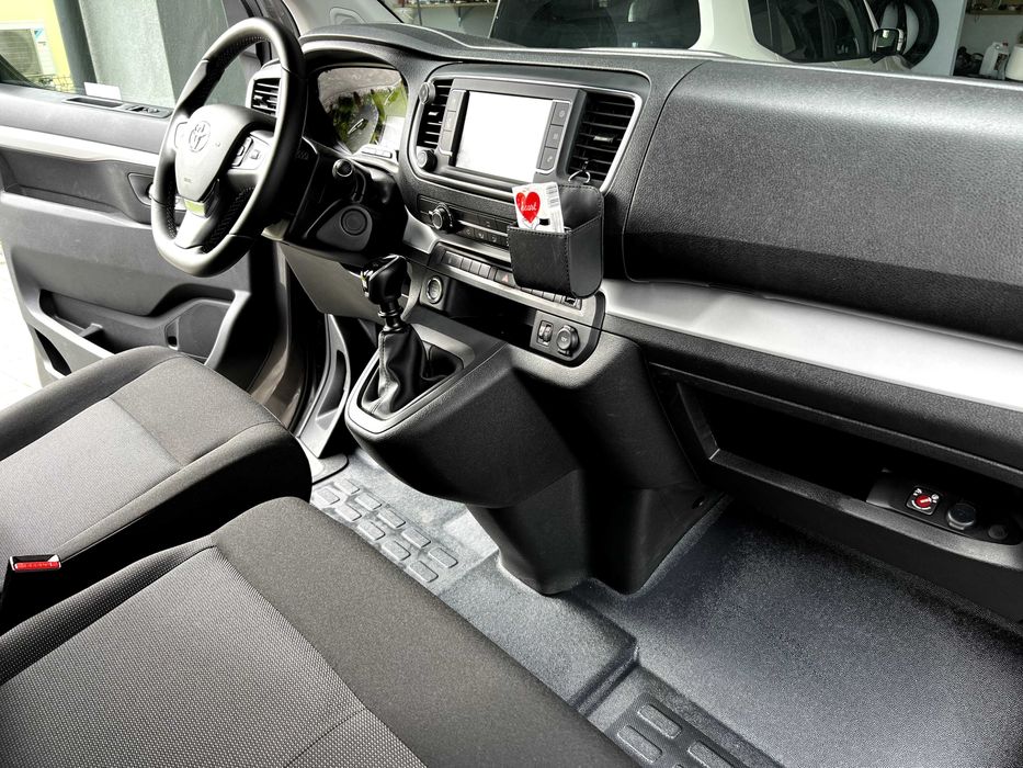Wynajem busa 9 osobowego Toyota Proace Verso 2022