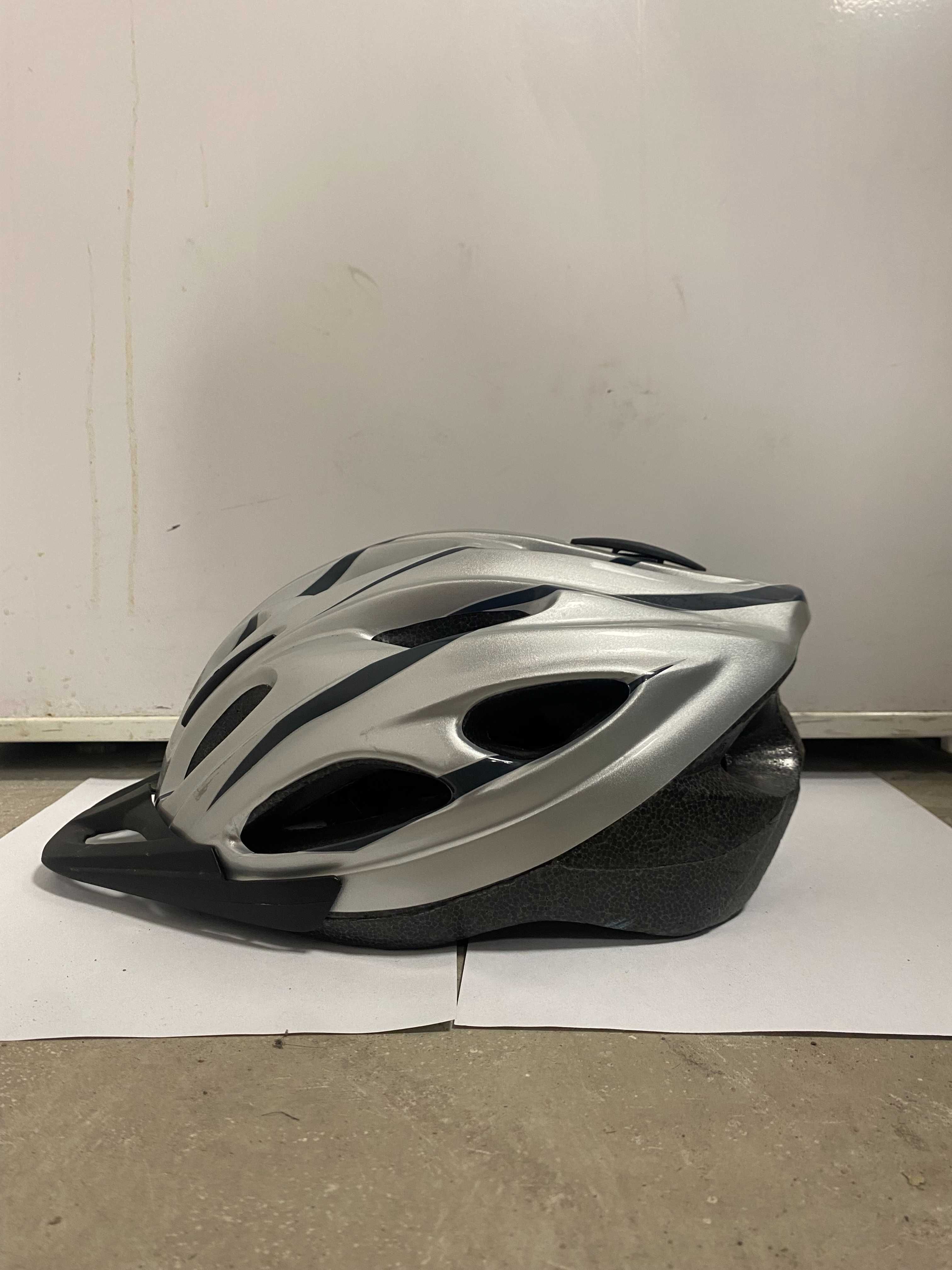 Kask rowerowy srebrno-czarny – wentylowany i wygodny