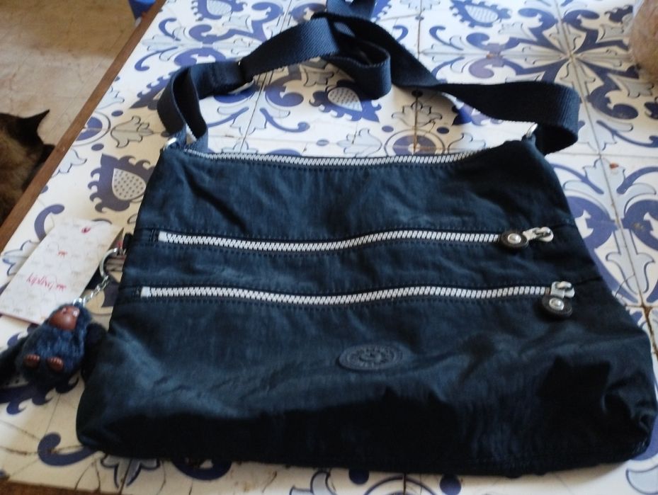 Mala de senhora negra á tiracolo nova