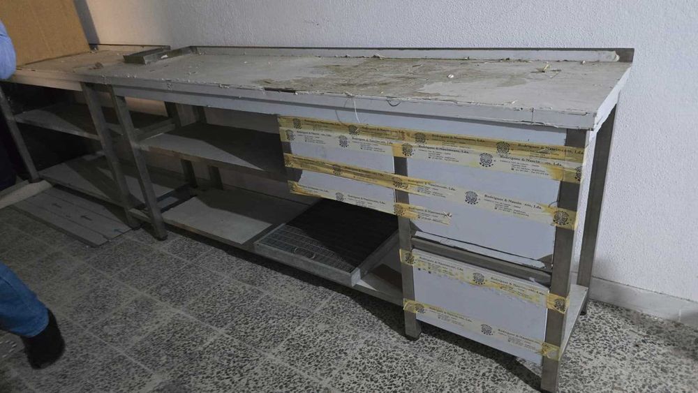 Mobilia de Café, com exaustor novo a estrear