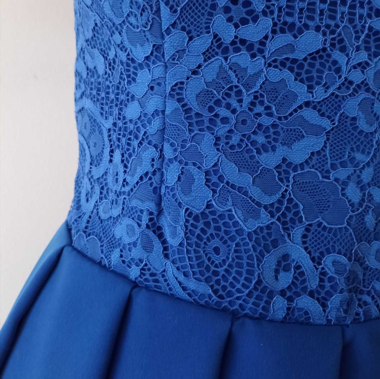 Vestido com renda azul