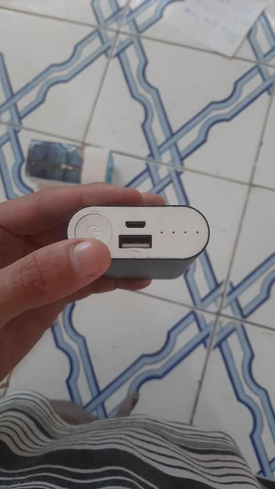 Três powerbank a funcionar